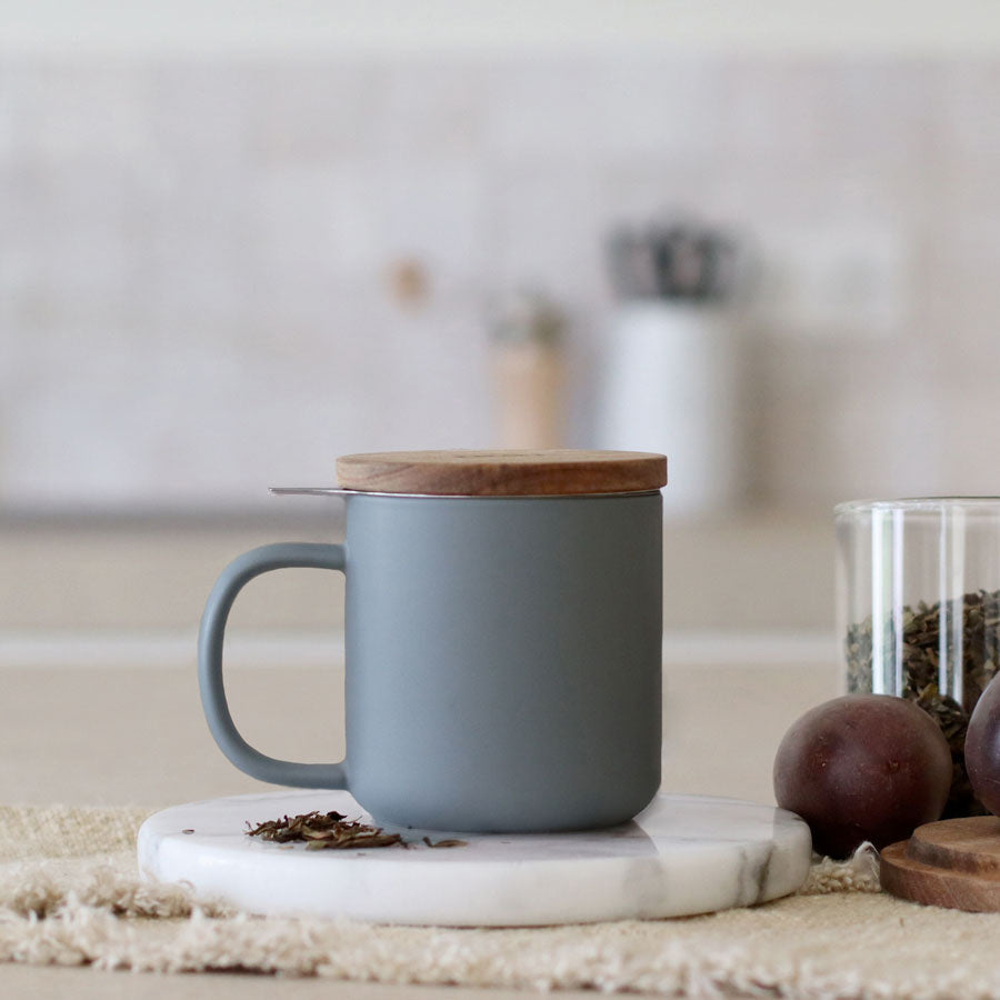 Juliet beker met filter 300ml in parelgrijs met houten deksel - TeaPot Bliss